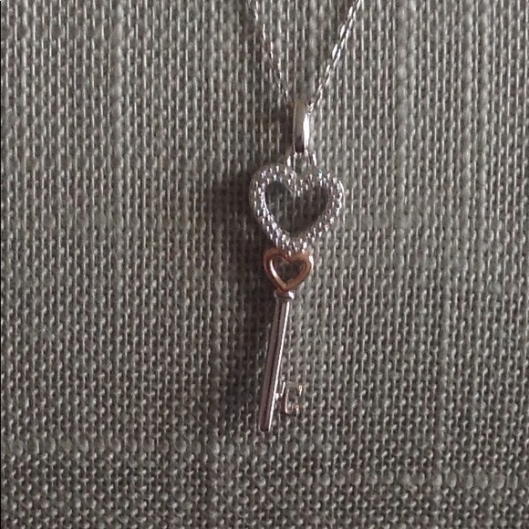 ❗️LAST DAY 5/25❗️ (925) DIAMOND LOVE KEY NECKLACE - Picture 6 of 7